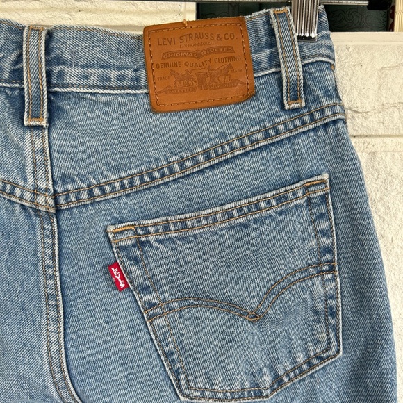 Levi’s Premium Mom Jean Straight Tapered Leg Raw Hem Medium Wash Denim Sz 26 - Picture 11 of 11
